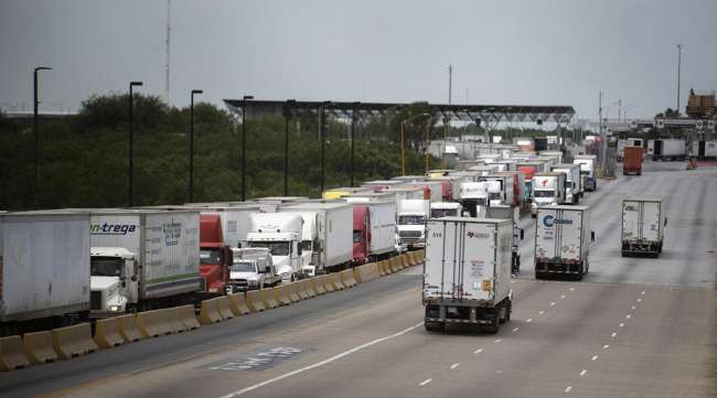 Des camions traversent la frontière américaine à Laredo, au Texas